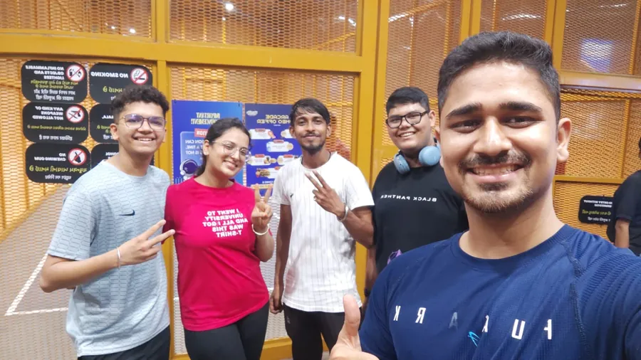 Utsav Daga with MaxLeadz Education students